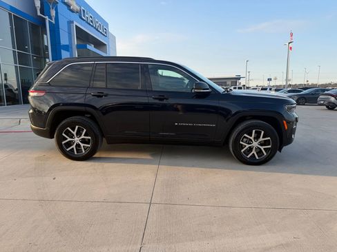 Used 2024 Jeep Grand Cherokee Limited image 2