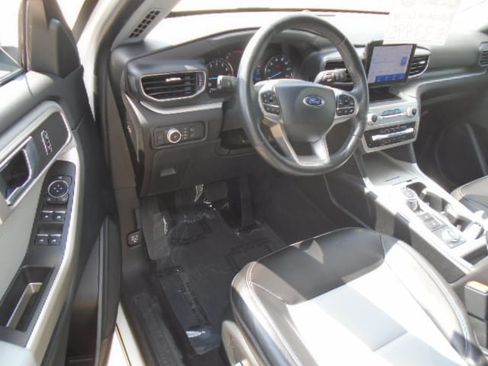 Used 2023 Ford Explorer XLT w/ Equipment Group 202A AWD/4WD image 15