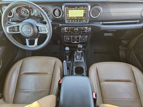 Used 2023 Jeep Gladiator Overland w/ Cold Weather Group image 17