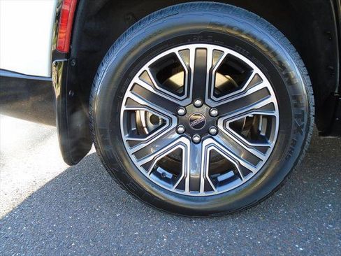 Used 2025 Jeep Wagoneer 4WD w/ Mopar Step-Up Package image 19