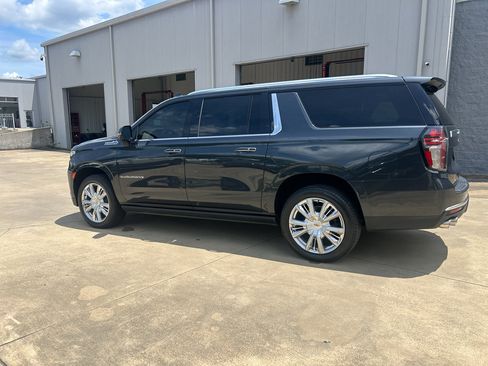 Used 2022 Chevrolet Suburban High Country w/ Premium Package AWD/4WD image 6
