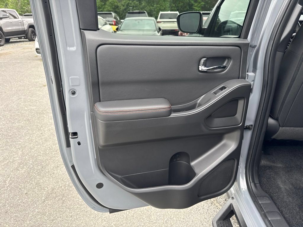 Used 2025 Nissan Frontier PRO-4X AWD/4WD image 26