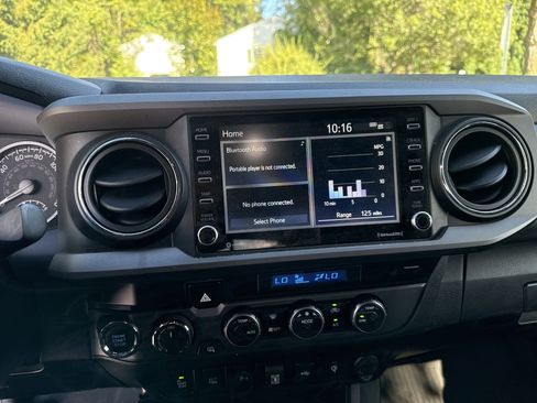 Used 2022 Toyota Tacoma TRD Off-Road w/ Technology Package image 18