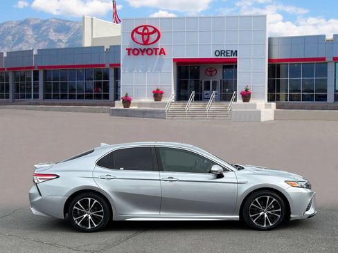 Used 2020 Toyota Camry SE w/ Sunroof Package FWD image 3