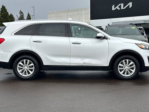 Used 2017 Kia Sorento LX image 3