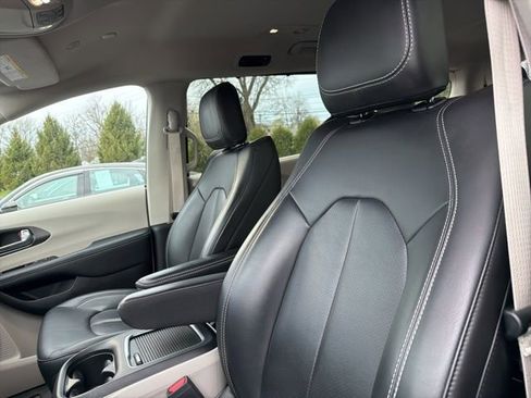 Used 2023 Chrysler Pacifica Touring-L image 6