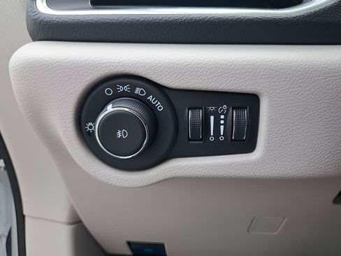 Used 2024 Chrysler Pacifica Limited FWD image 29