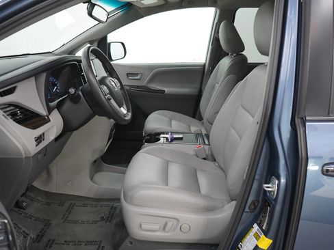 Used 2017 Toyota Sienna XLE w/ XLE Navigation Package image 17