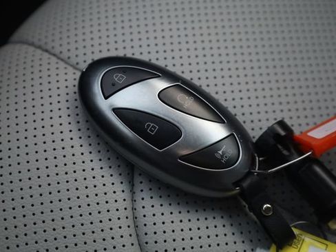 Certified 2025 Hyundai Elantra Limited FWD image 25