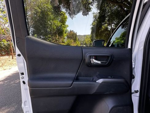 Used 2019 Toyota Tacoma TRD Off-Road w/ Technology Package image 28