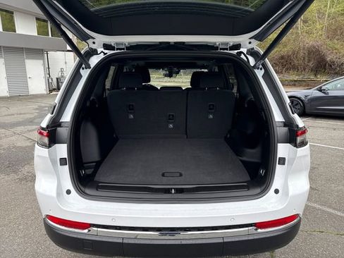 New 2026 Jeep Grand Cherokee Laredo AWD/4WD image 12