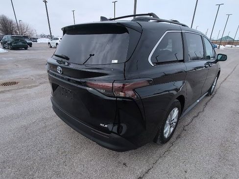 Used 2025 Toyota Sienna XLE image 4
