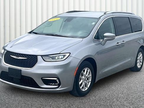 Used 2021 Chrysler Pacifica Touring-L FWD image 2