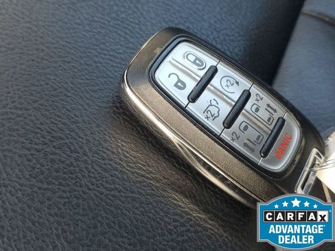 Used 2017 Chrysler Pacifica Touring-L w/ Tire & Wheel Group image 39