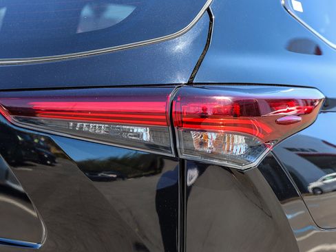 Used 2024 Toyota Highlander LE image 25