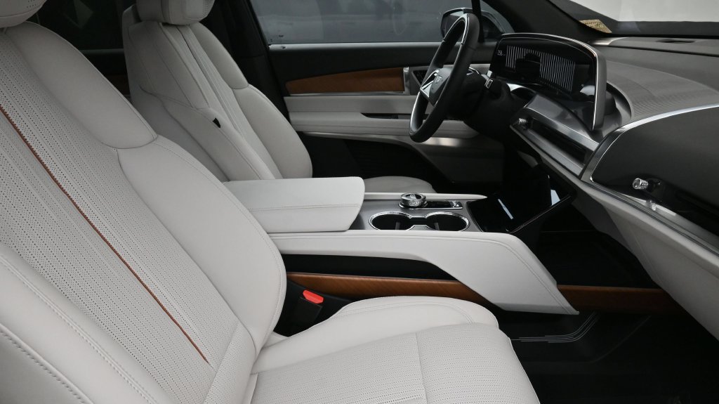 Certified 2027 Cadillac Vistiq Sport AWD/4WD image 2
