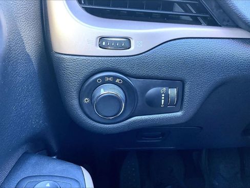 Used 2017 Jeep Cherokee Sport FWD image 34