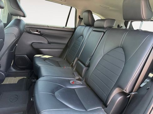 Used 2023 Toyota Highlander XLE AWD/4WD image 13