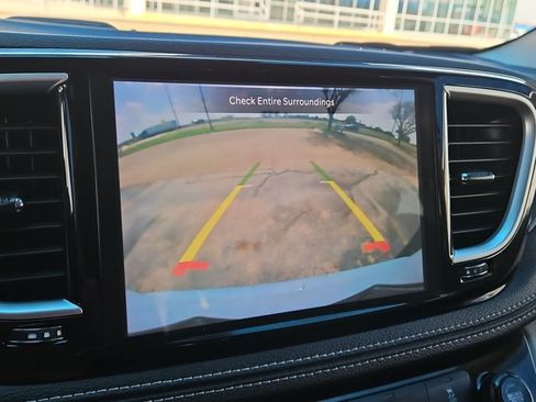 Used 2024 Chrysler Pacifica Limited FWD image 14