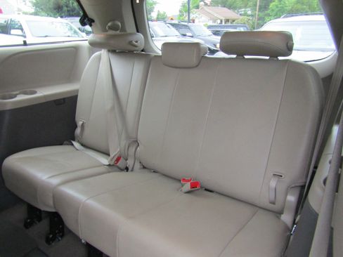 Used 2013 Toyota Sienna XLE FWD image 19