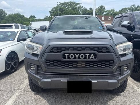 Used 2018 Toyota Tacoma TRD Sport AWD/4WD image 2