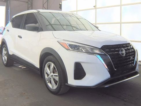 Used 2022 Nissan Kicks S image 4