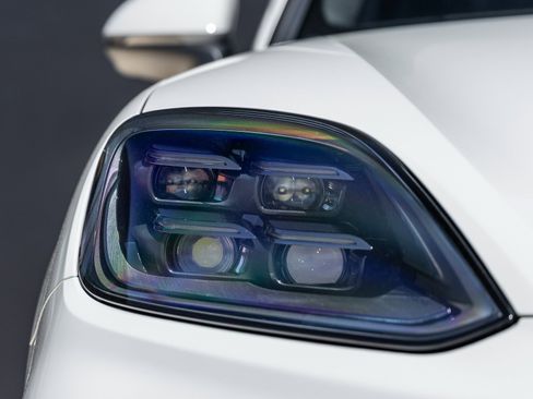 Certified 2025 Porsche Cayenne E-Hybrid Coupe image 16