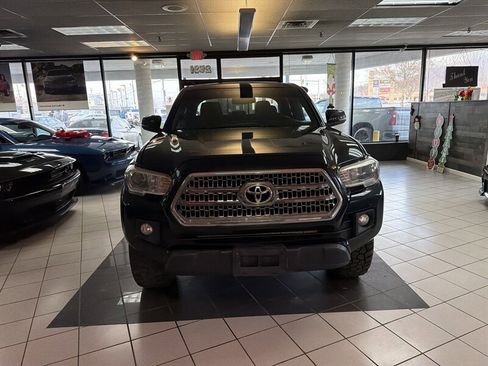 Used 2017 Toyota Tacoma TRD Off-Road image 3