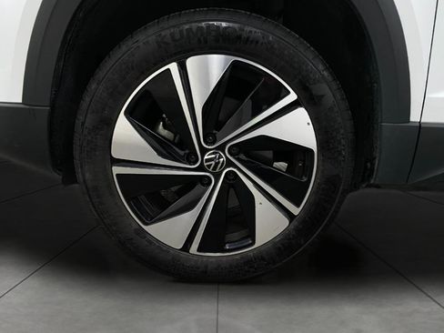 Used 2025 Volkswagen Taos SE AWD/4WD image 12