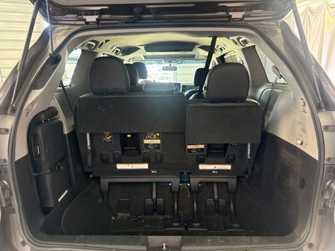 Used 2016 Toyota Sienna SE Premium FWD image 12