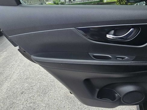 Used 2020 Nissan Rogue SL FWD image 12