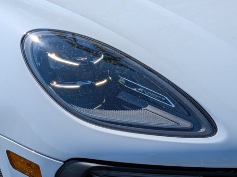 Certified 2025 Porsche Macan AWD/4WD image 33