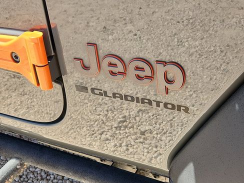 Used 2023 Jeep Gladiator Mojave AWD/4WD image 8
