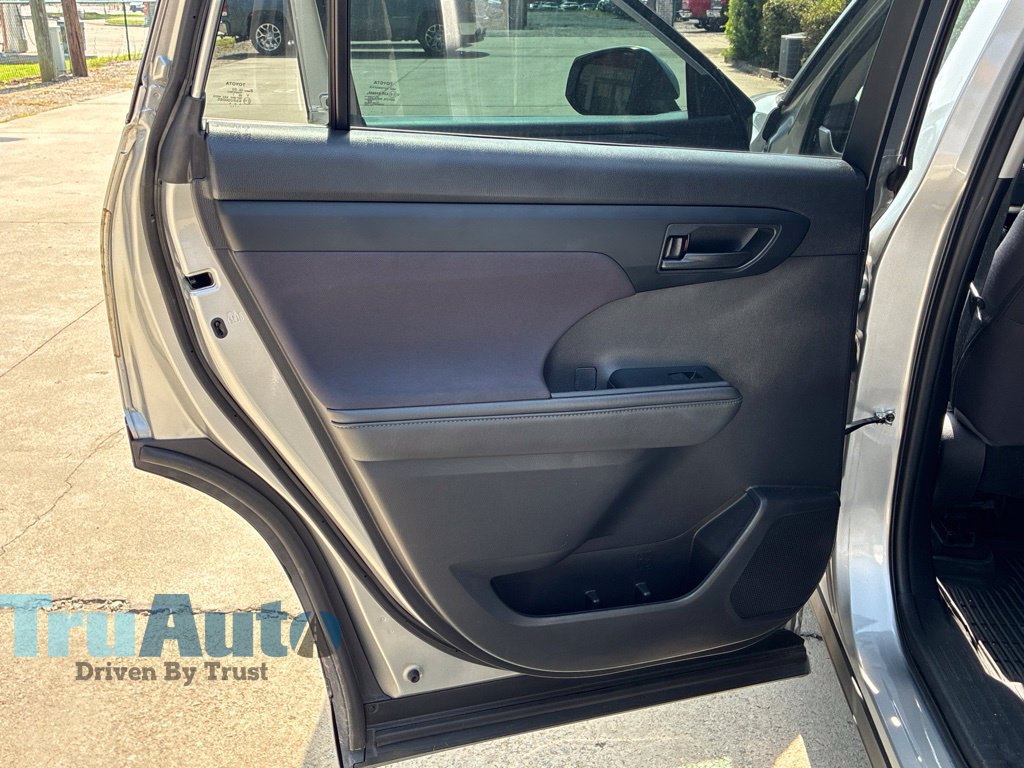 Used 2021 Toyota Highlander LE FWD image 38