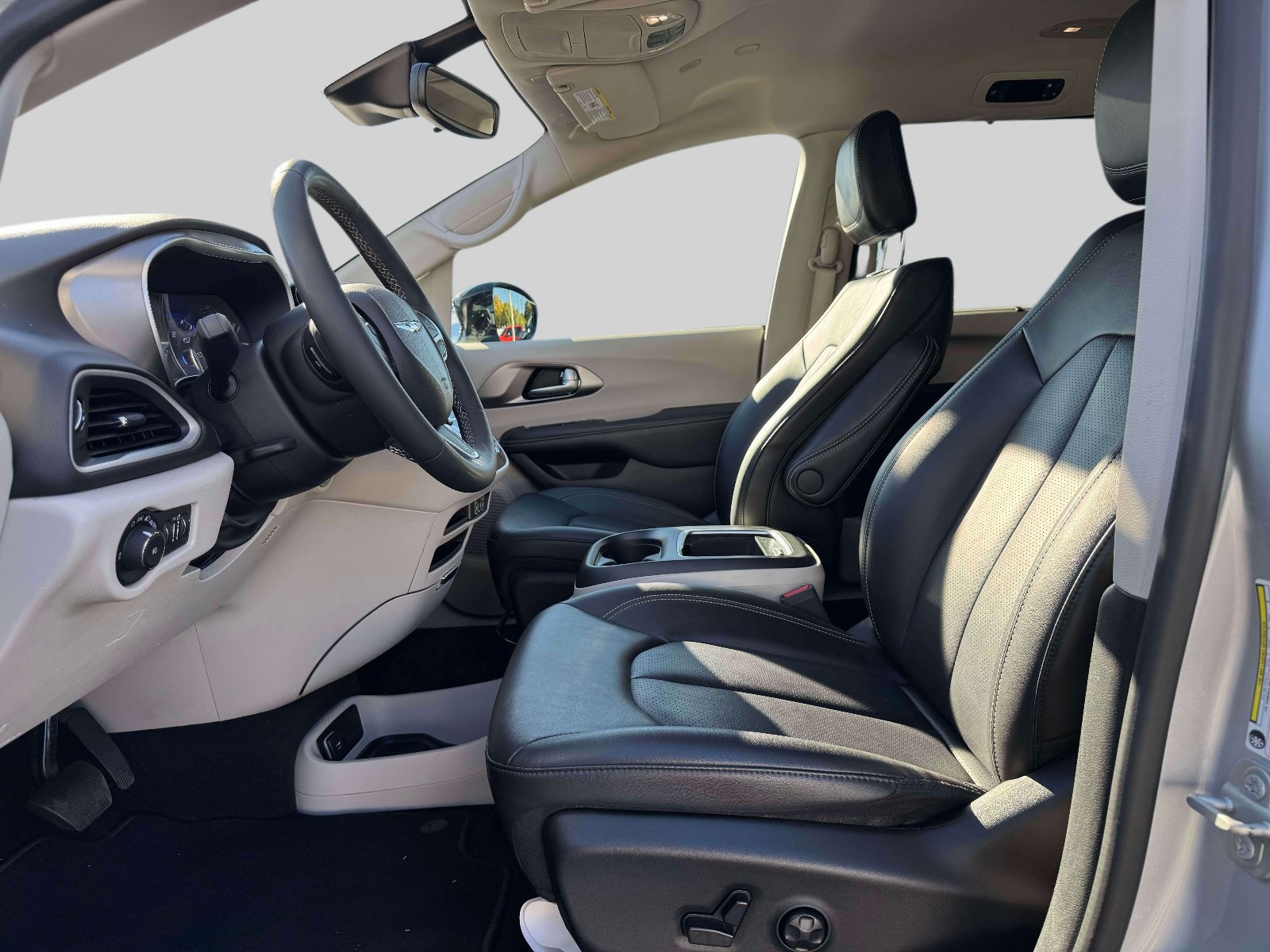 Certified 2024 Chrysler Pacifica Touring-L FWD image 16