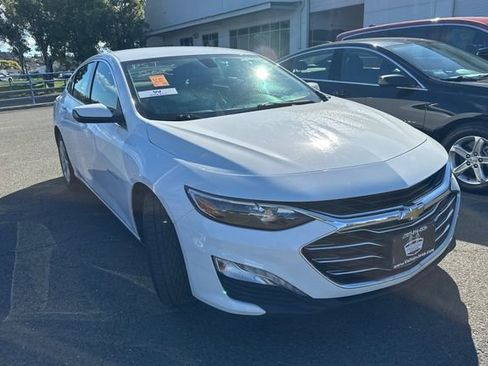 Used 2022 Chevrolet Malibu LT image 2