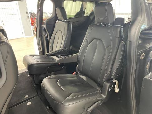 Used 2020 Chrysler Pacifica Touring-L AWD/4WD image 14