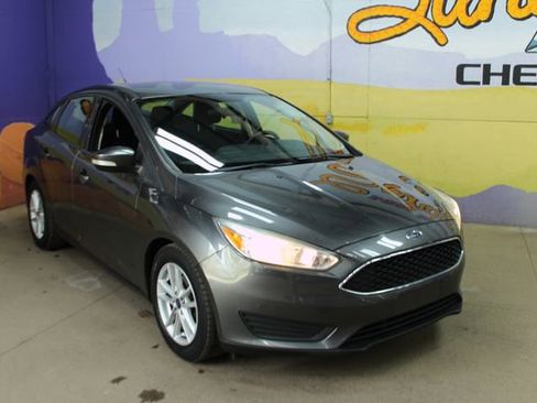Used 2017 Ford Focus SE FWD image 4