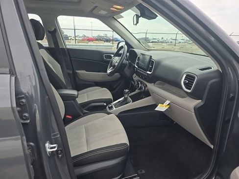 Used 2025 Hyundai Venue SEL FWD image 9