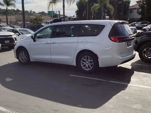 Used 2025 Chrysler Pacifica Select image 10