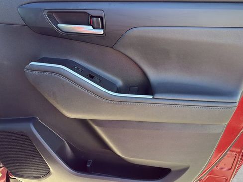 Used 2023 Toyota Highlander XSE image 9