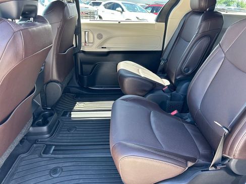 Used 2024 Toyota Sienna Platinum image 17
