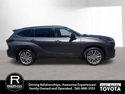 Used 2022 Toyota Highlander Platinum image 3
