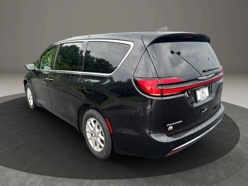 Used 2024 Chrysler Pacifica Touring-L FWD image 4