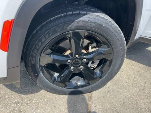 Used 2023 Jeep Grand Cherokee L Laredo RWD image 27