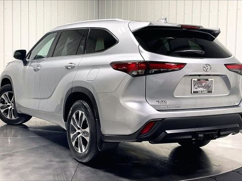 Used 2022 Toyota Highlander XLE AWD/4WD image 12
