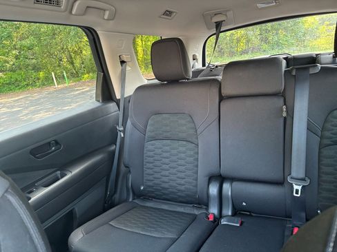 Used 2025 Nissan Pathfinder SV FWD image 41