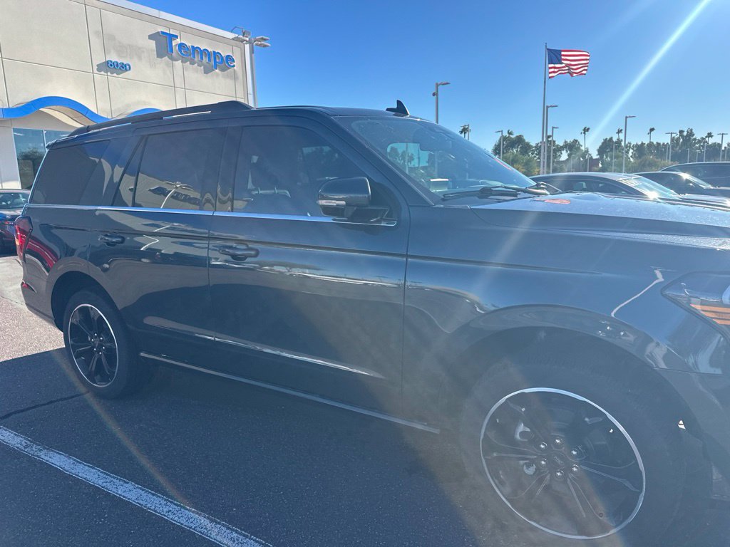 Used 2024 Ford Expedition Limited AWD/4WD image 3