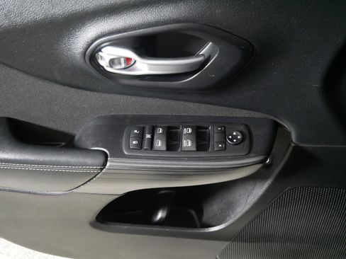 Used 2015 Jeep Cherokee Latitude w/ Comfort/Convenience Group image 19