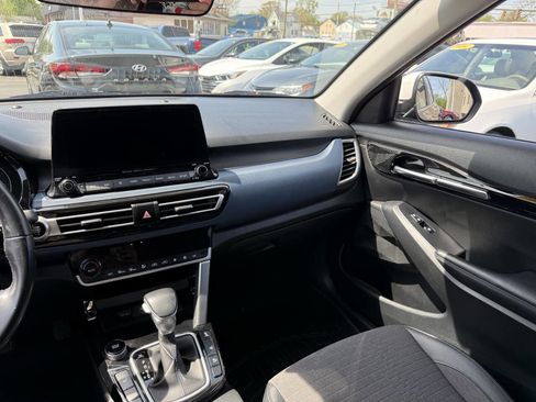 Used 2022 Kia Seltos Nightfall Edition image 12